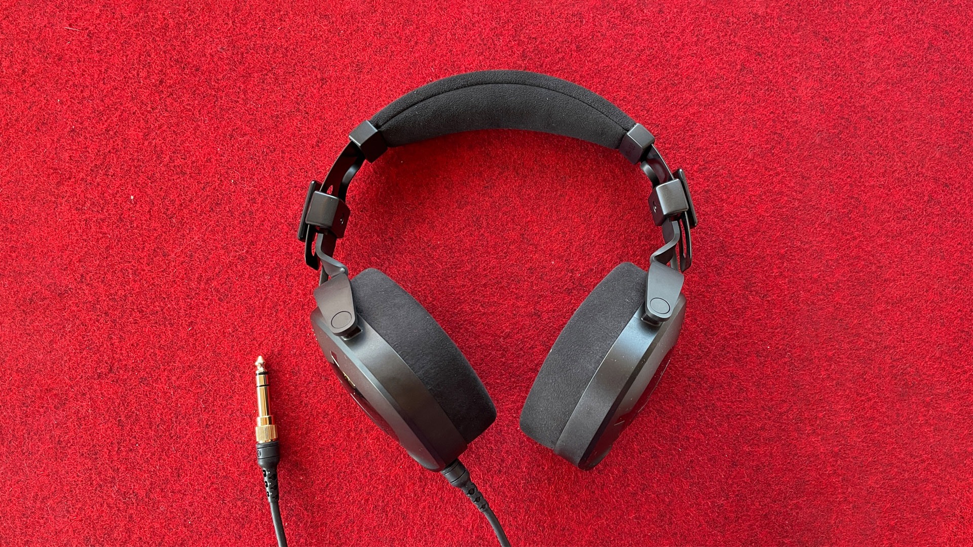 Why Audiophiles Are Discovering the Comfort of Bluetooth Headphones Compared to Wired Models